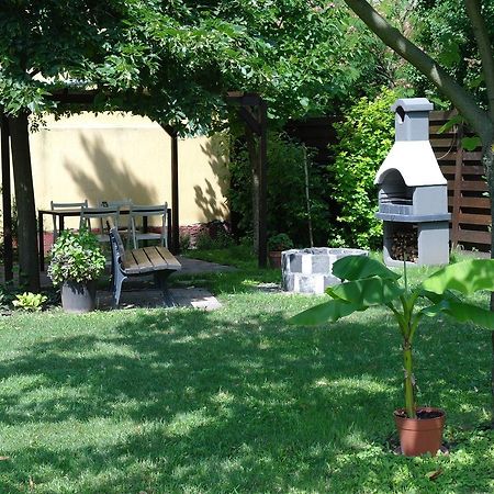 Nora Apartman Gyula Esterno foto