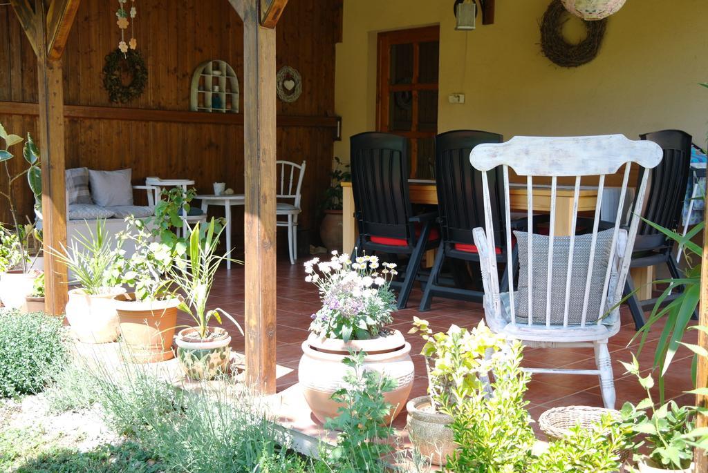 Nora Apartman Gyula Esterno foto