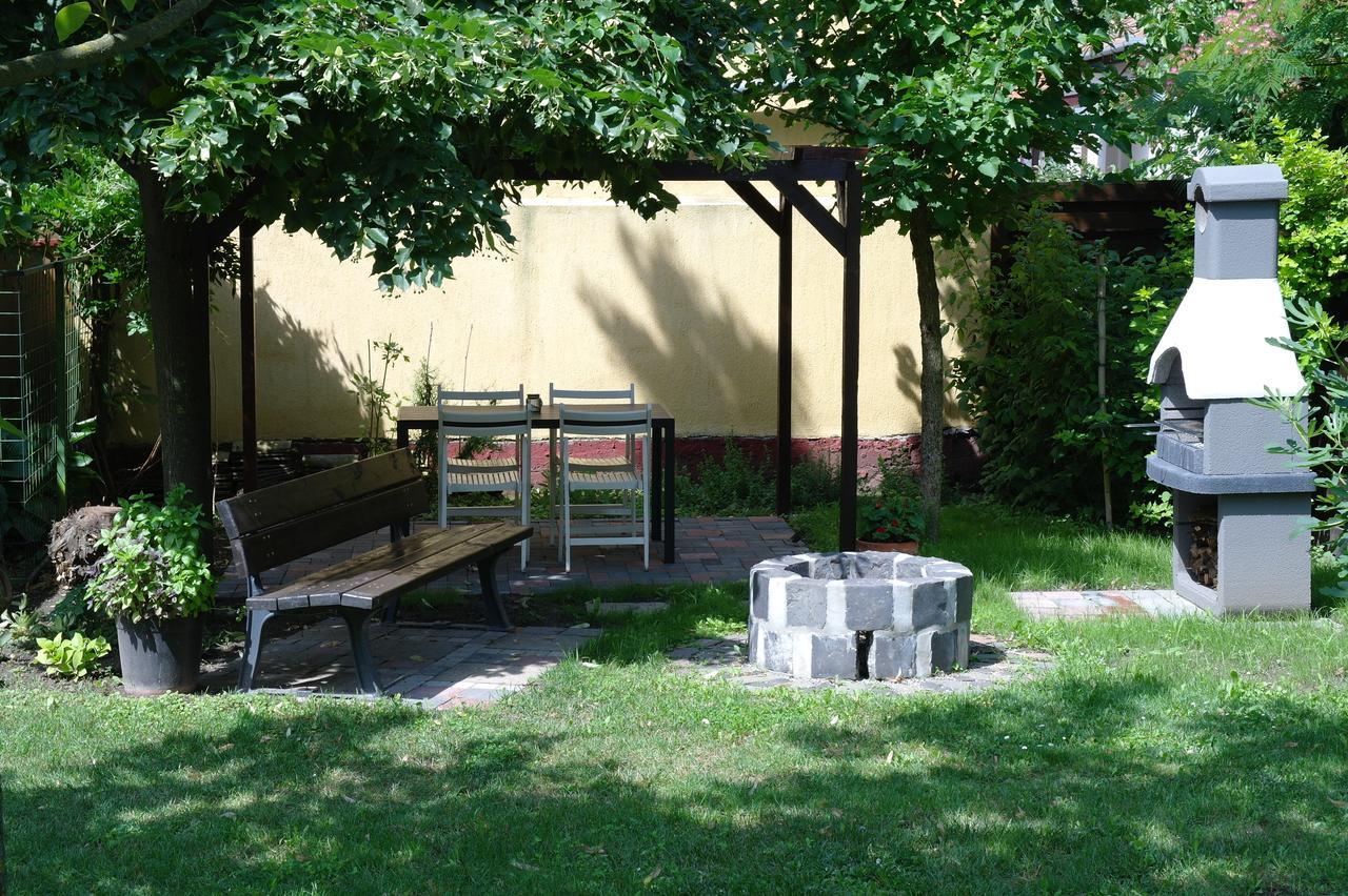 Nora Apartman Gyula Esterno foto